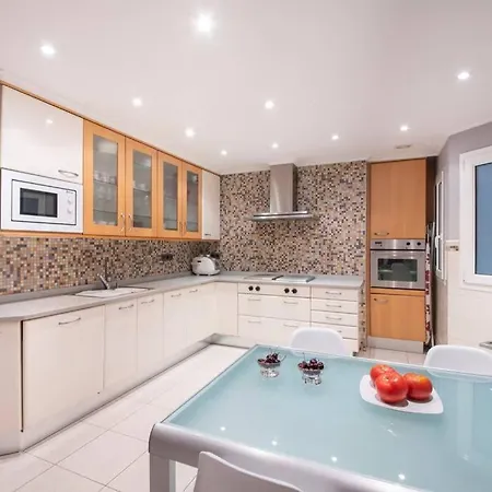 Bella Vista Luxury Apartment. Bay Views. Parking