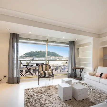 Bella Vista Luxury Apartment. Bay Views. Parking