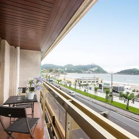 Bella Vista Luxury Apartment. Bay Views. Parking